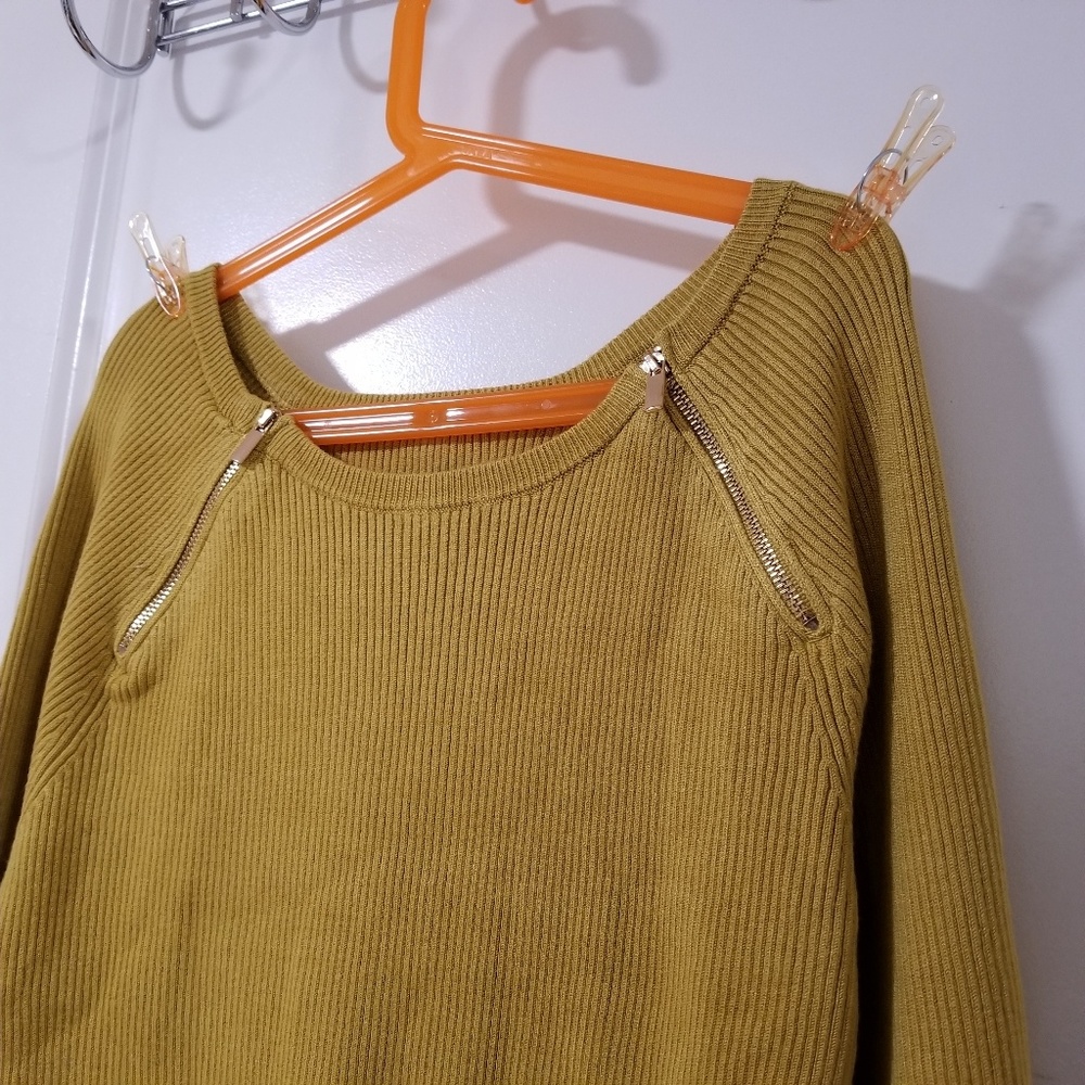 Sweater - Picture 4 of 4